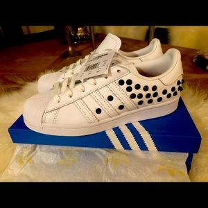BNWT Rare Limited edition Adidas Dot Studded womens Superstars in size 6!!!
